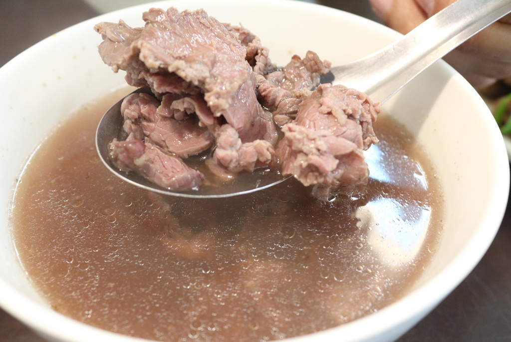 【台南东区 小吃】亿哥牛肉汤 每日现宰温体牛 24小时台南牛肉汤