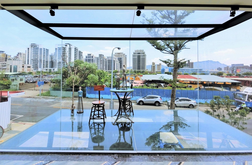 【台北內湖 | 餐廳】懸浮於空中的特色玻璃貨櫃屋✧阿達阿永咖啡ERC Cafe(內湖店)