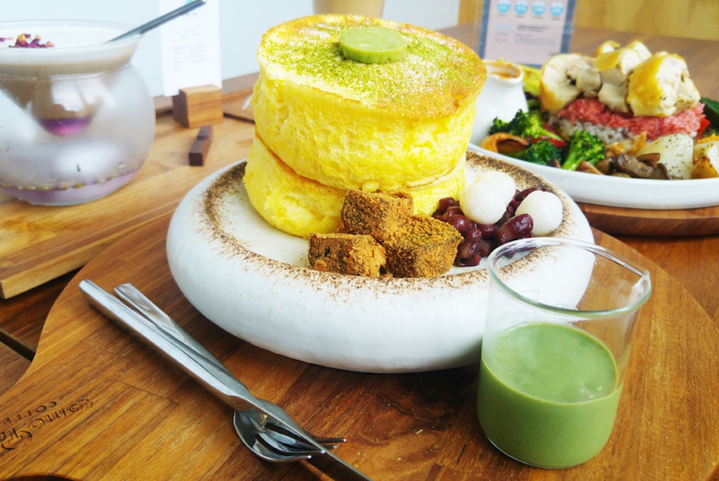 台南美食-成真咖啡正興店 創意夢幻的舒芙蕾鬆餅與咖啡