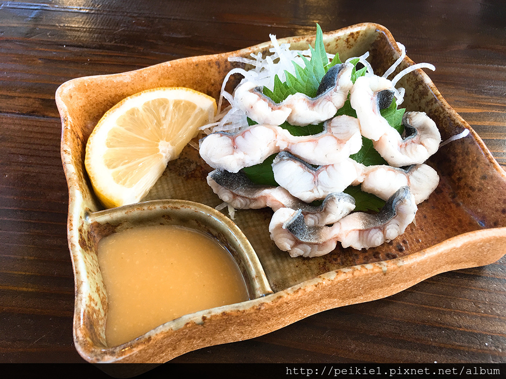 大分縣日田的河邊鹽烤鮎魚。やな場茶屋ー鮎の塩焼き