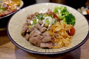 【桃園 | 丼飯】千夜一夜干❤最好吃的一夜干就在龜山神社，使用高成本的茶葉、鹽麴、優勝米、最療癒的水族箱魚兒